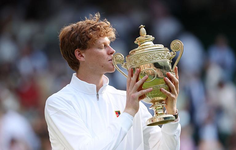 Jannik Sinner con il trofeo a Wimbledon (Getty Images)