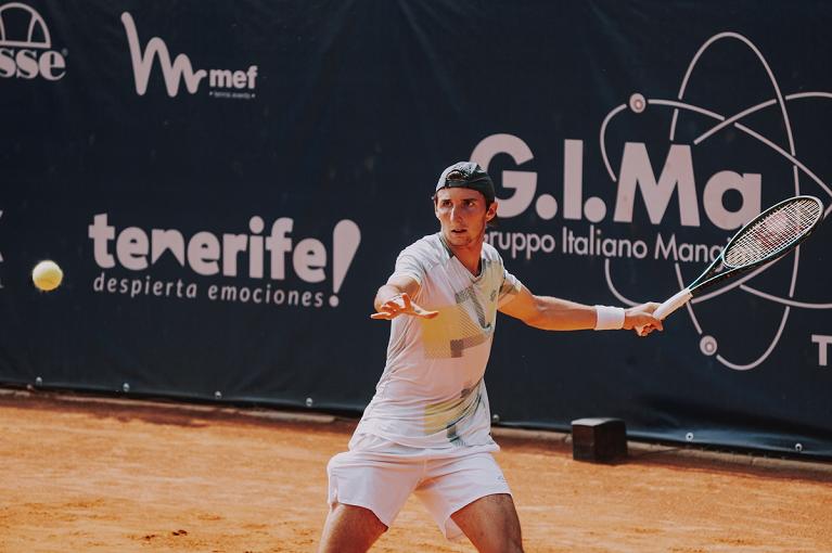 Federico Bondioli colpisce di diritto (foto Serafini)