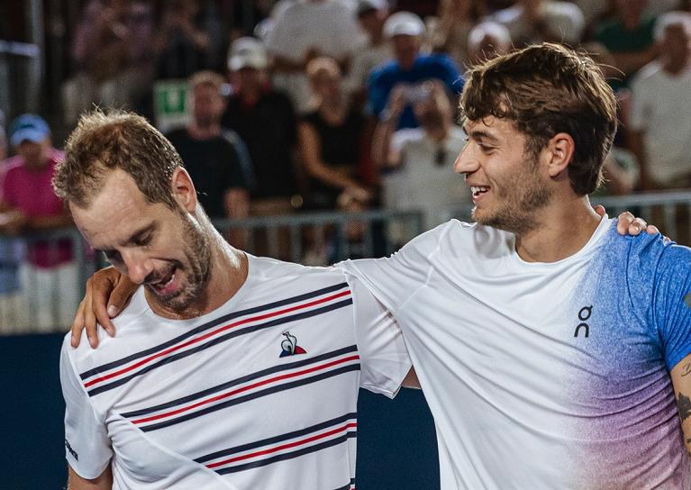 L'abbraccio tra Flavio Cobolli, a destra, e Richard Gasquet in Hopman Cup (Foto Tennium)