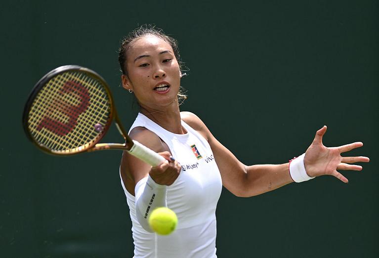Zheng Qinwen colpisce di diritto (foto Getty Images)