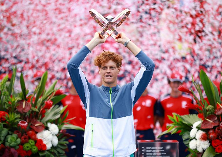 Jannik Sinner con il trofeo del Masters 1000 di Toronto 2023 (foto Getty Images)