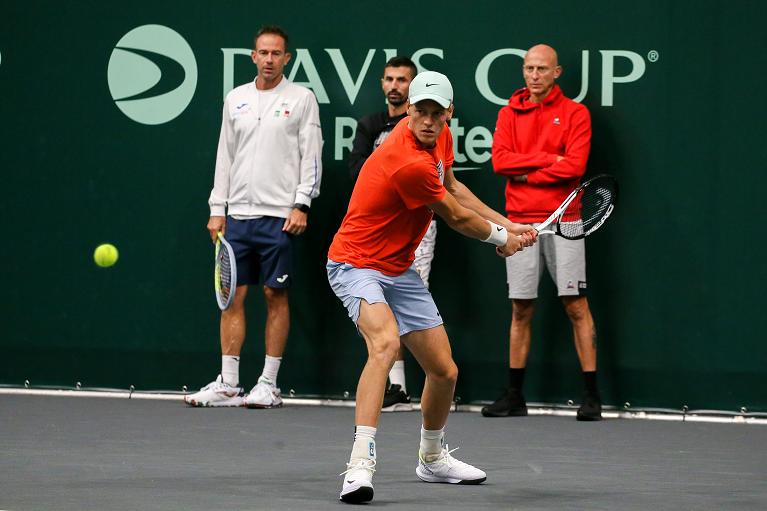 L'allenamento di Jannik Sinner alla Unipol Arena di Bologna che ospita il girone di Coppa Davis (foto Sposito)
