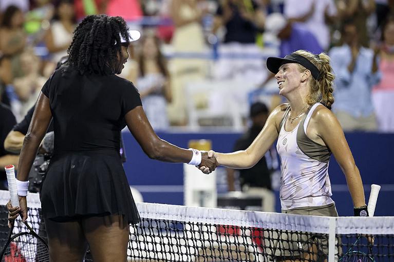 La stretta di mano tra Venus Williams e Magdalena Frech a Washington (Getty Images)