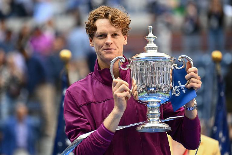 Jannik Sinner con il trofeo degli Us Open 2024 (Foto Getty Images)