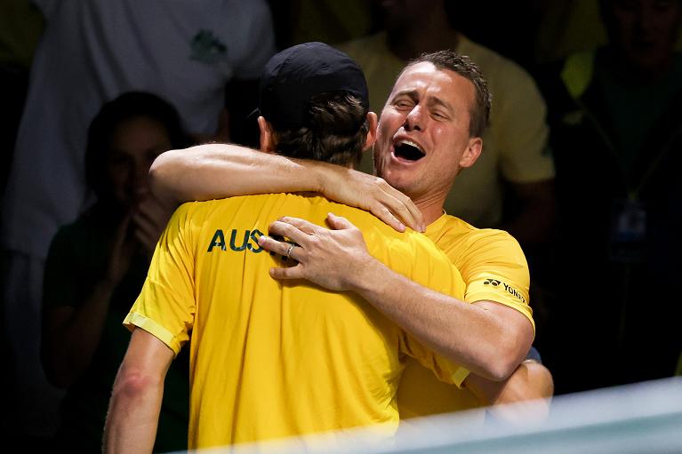 L'abbraccio fra Lleyton Hewitt e Alex De Minaur dopo la vittoria sulla Finlandia in semifinale di Coppa Davis (Foto Sposito/FITP)