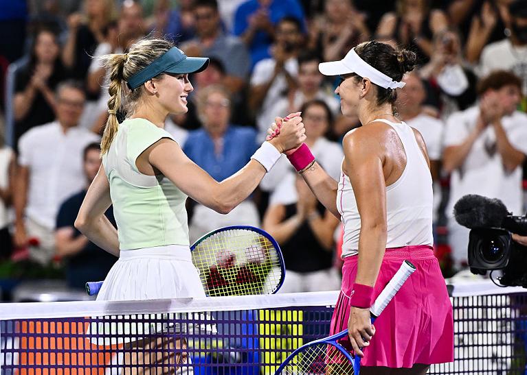 Il saluto a fine match tra Bouchard e Bencic (foto Getty Images)
