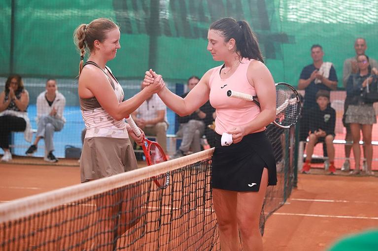 La stretta di mano a fine match tra Viktoria Erjavec e Nuria Brancaccio