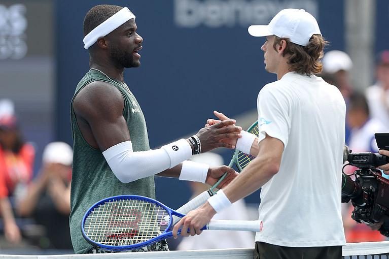 La stretta di mano a fine match tra Tiafoe e De Minaur (foto Getty Images)