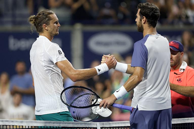 Il saluto a fine match tra Zverev e Khachanov (foto Getty Images)
