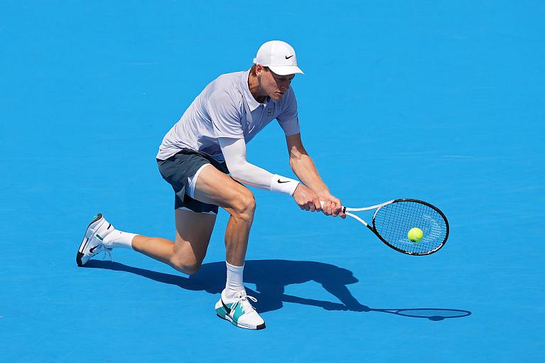 Sinner esegue un rovescio (Getty Images)