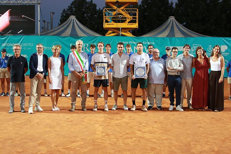 La premiazione del Cordenons Challenger 2025 con al centro il finalista Lukas Neumayer ed il vincitore Dusan Lajovic