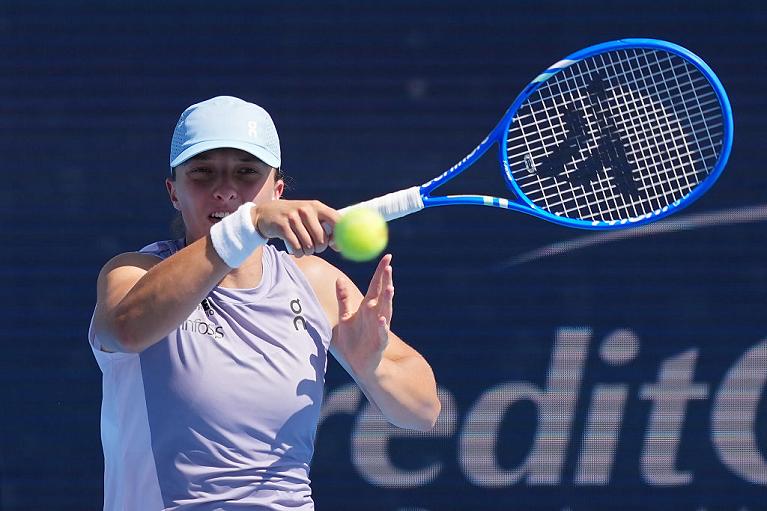 Iga Swiatek colpisce di diritto (foto Getty Images)