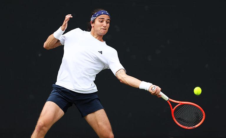 Mattia Bellucci esegue un dritto (Getty Images)