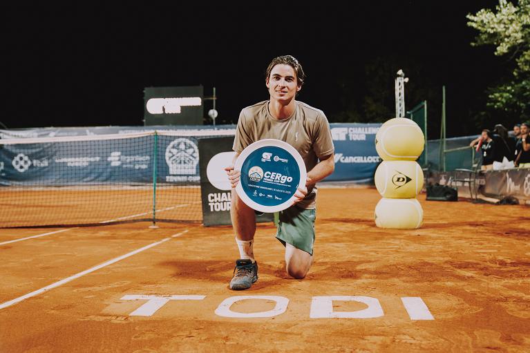 Timofey Skatov con il trofeo vinto a Todi (Foto Serafini)