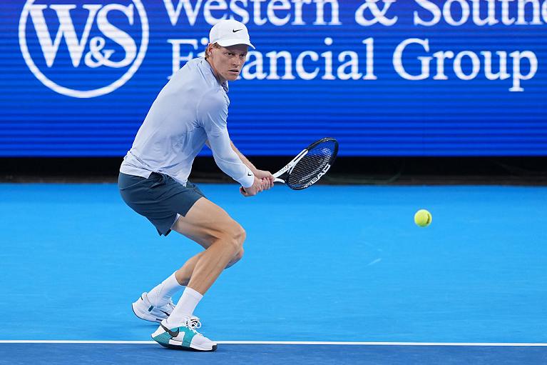 Jannik Sinner colpisce di rovescio (foto Getty Images)