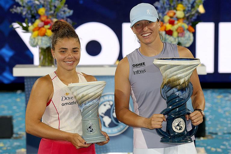 La premiazione di Cincinnati 2025 con la finalista Jasmine Paolini e la vincitrice Iga Swiatek (Getty Images)