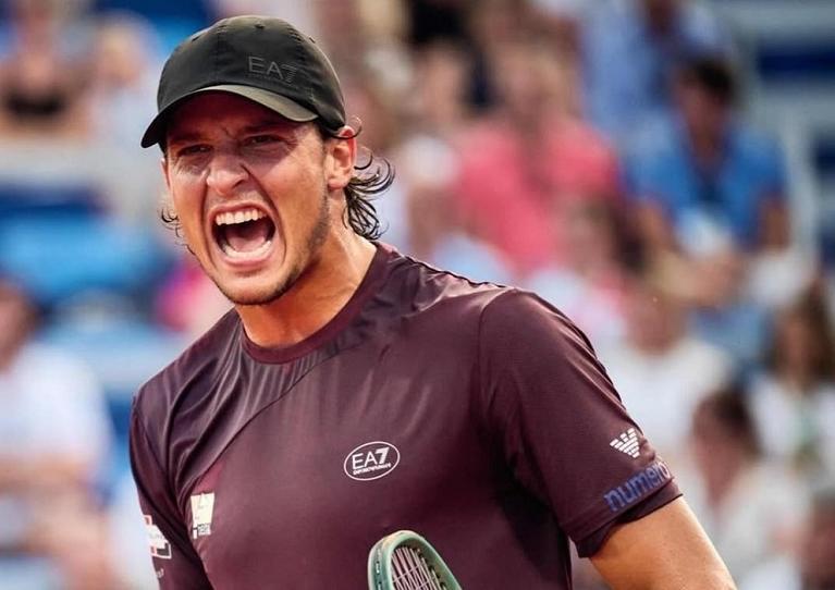 Luciano Darderi esulta