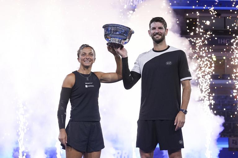 Sara Errani e Andrea Vavassori con il trofeo conquistato in doppio misto allo US Open 2025 (Foto USTA)