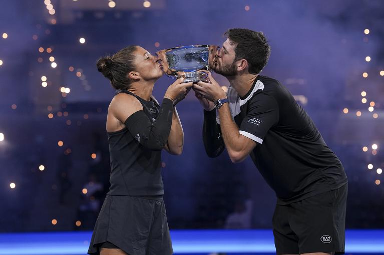 Sara Errani e Andrea Vavassori baciano il trofeo conquistato in doppio misto allo US Open 2025 (Foto USTA)
