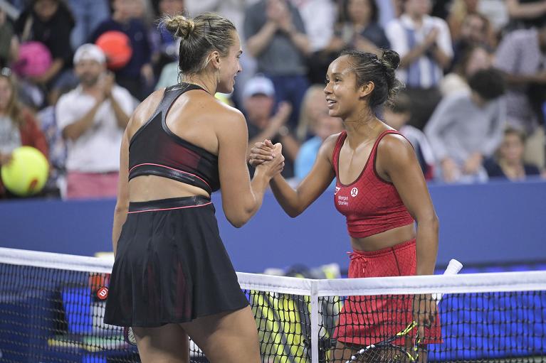 US Open, la stretta di mano tra Aryna Sabalenka e Leylah Fernandez (Foto USTA)