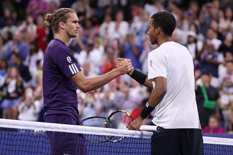 La stretta di mano tra Zverev e Auger-Aliassime (foto Getty Images)