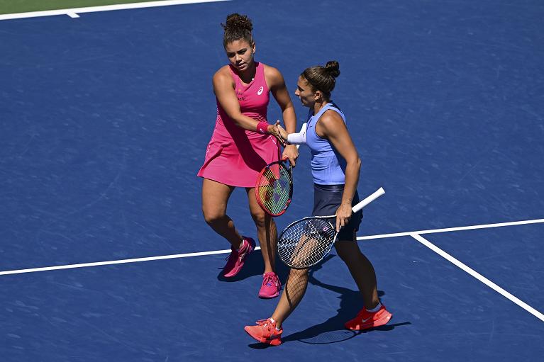 Jasmine Paolini e Sara Errani si scambiano il