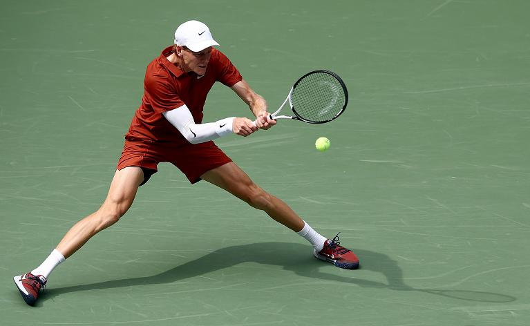 Jannik Sinner colpisce di rovescio (foto Getty Images)