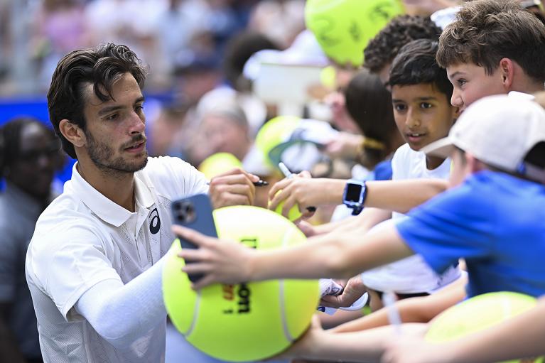 Lorenzo Musetti firma autografi allo US Open (Foto USTA)