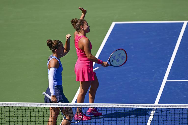 Sara Errani e Jasmine Paolini salutano il pubblico (foto Getty Images)