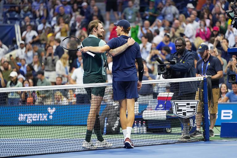US Open, l'abbraccio tra Jannik Sinner e Alexander Bublik (Foto USTA)
