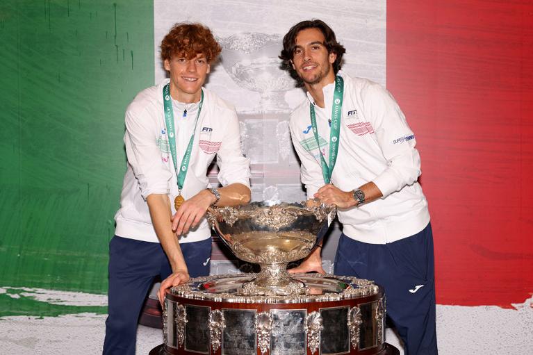 Jannik Sinner e Lorenzo Musetti con la Coppa Davis vinta dall'Italia nel 2023 (Getty)