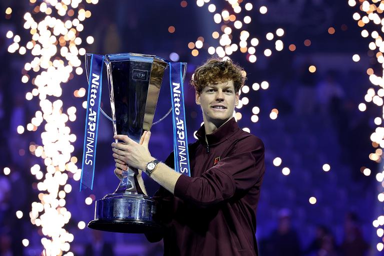Jannik Sinner con il trofeo delle Nitto ATP Finals 2025 (foto FITP)