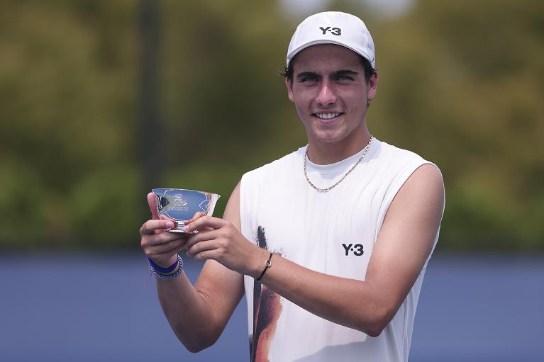 Ivan Ivanov con il trofeo vinto allo US Open 2025 in singolare maschile junior (Foto USTA)