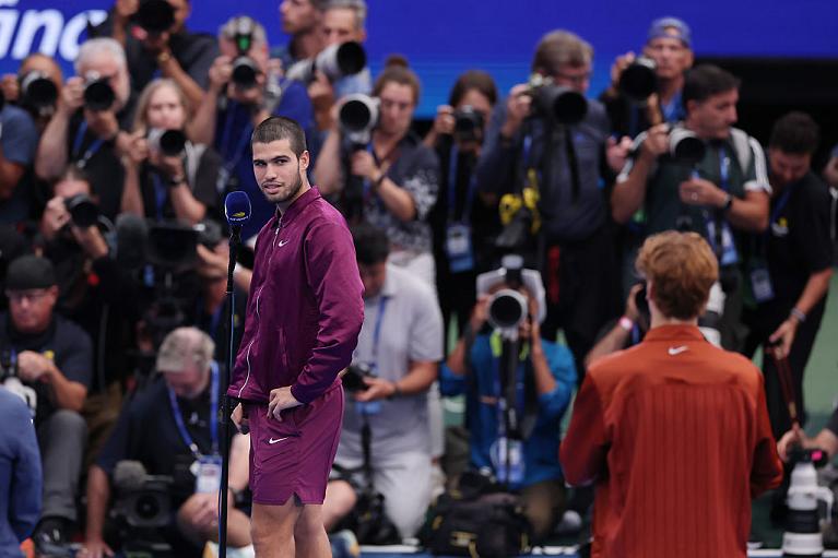Carlos Alcaraz e Jannik SInner durante la cerimonia di premiazione degli US Open (getty)