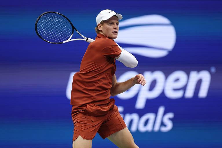 Jannik Sinner colpisce di diritto (foto Getty Images)