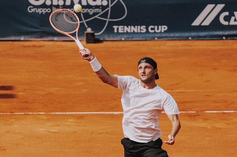 Federico Arnaboldi colpisce di volo (foto Serafini)