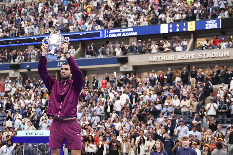 Carlos Alcaraz solleva il trofeo vinto allo US Open 2025 (Foto USTA)