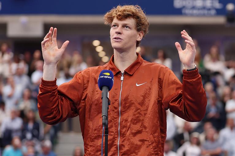 Jannik Sinner durante la premiazione dello Us Open 2025 (foto Getty Images)