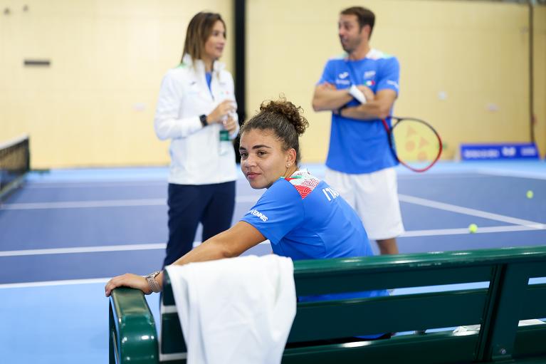 Jasmine Paolini in allenamento in Billie Jean King Cup. Sullo sfondo Tathiana Garbin e Paolo Lorenzi (Getty Images)