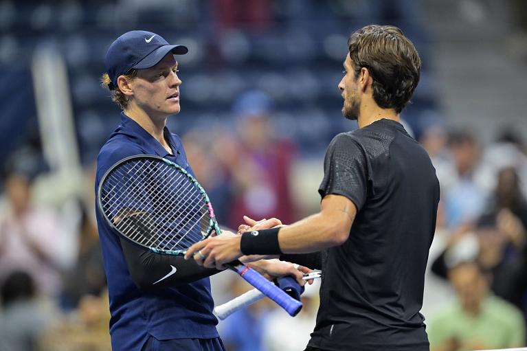 La stretta di mano tra Jannik Sinner e Lorenzo Musetti allo US Open (Foto USTA)
