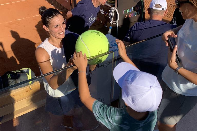 Silvia Ambrosio firma autografi dopo il successo che le ha aperto le porte delle semifinali al Lexus Tolentino Open (foto GAME)