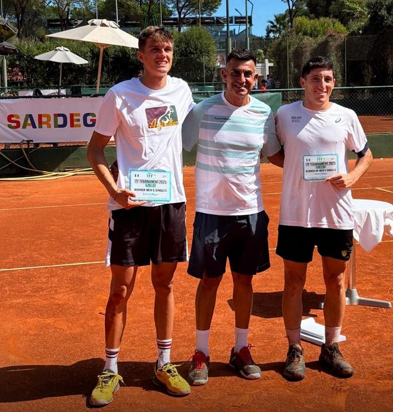 A sinistra il vincitore Lorenzo Sciahbasi, il direttore del torneo Alessandro Porcu ed il finalista Michele Ribecai