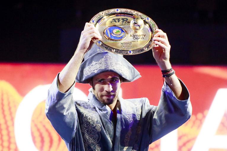 Karen Khachanov festeggia il titolo vinto ad Almaty nel 2024 (Getty Images)