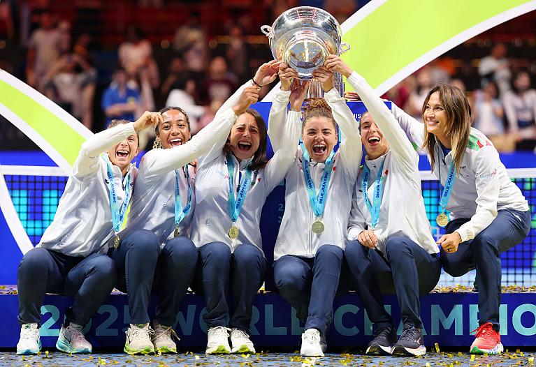 La festa dell'Italia, vincitrice della BJK Cup (Getty)