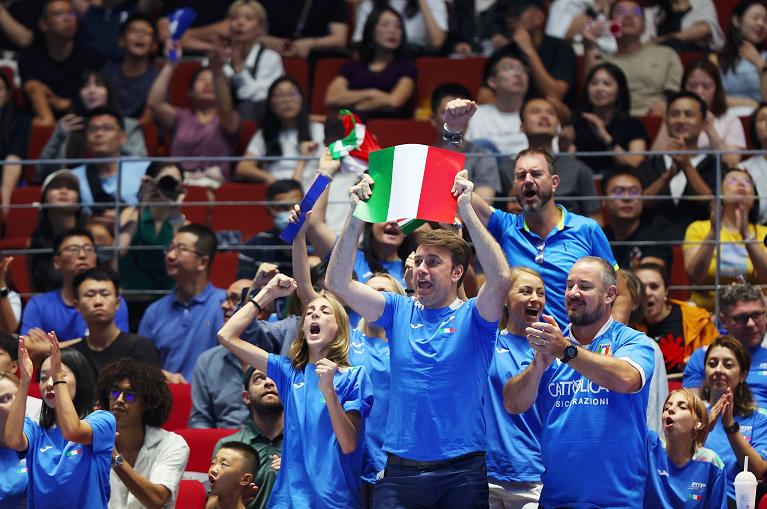 Tifosi azzurri alle BJK Cup Finals 2025 a Shenzhen (foto Getty Images)