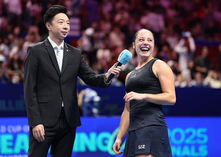Elisabetta Cocciaretto intervistata dopo la vittoria su Navarro in finale di Billie Jean King Cup (Getty Images)