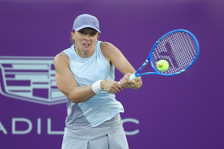 Swiatek in azione con il rovescio (Getty Images)