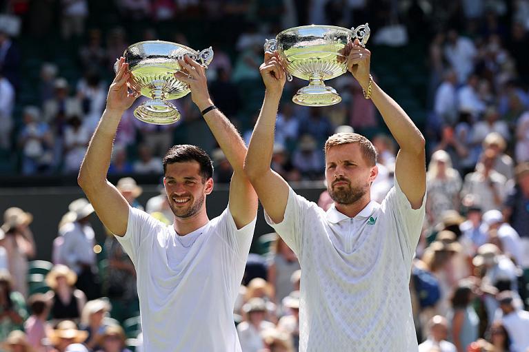 Julian Cash e Lloyd Glasspool con il trofeo vinto a Wimbledon (Getty Images)