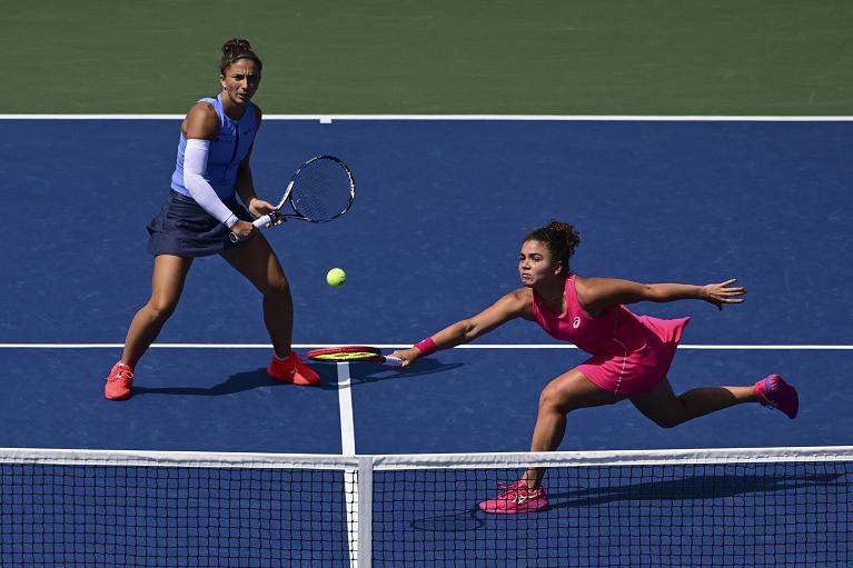 Sara Errani e Jasmine Paolini in azione (foto Getty Images)
