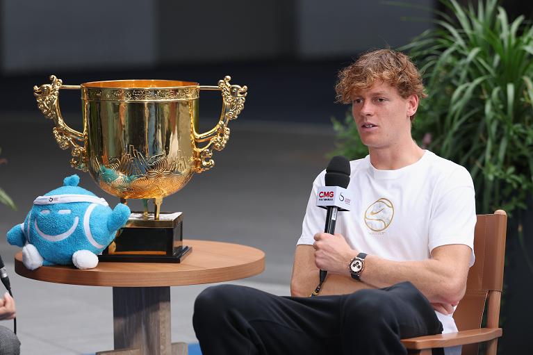 Jannik Sinner intervistato a Pechino: sul tavolo il trofeo (Getty Images)